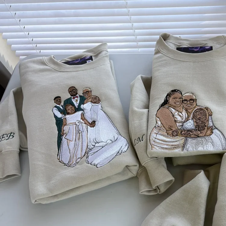 Bestickte Pullover gefaltet, mit Hochzeits- und Paarporträt